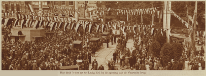 874035 Afbeelding van de mensenmassa aanwezig bij de officiële opening van de Vaartscherijnbrug te Utrecht, vanaf het ...